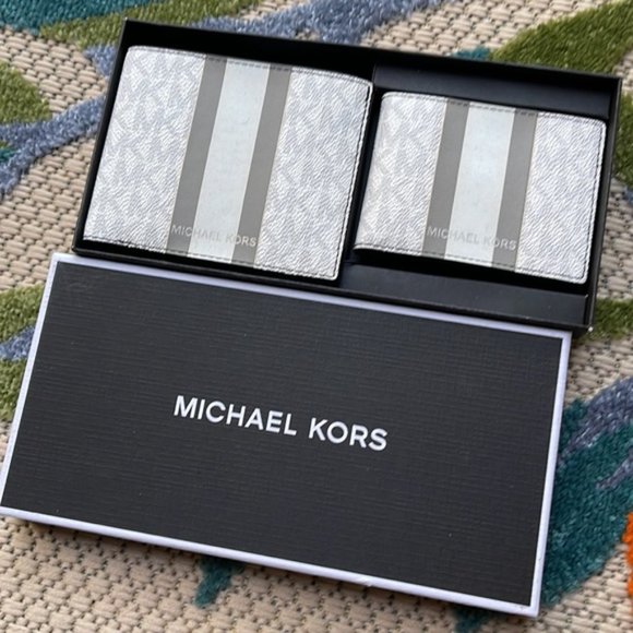 Michael Kors Boxed Signature 3 in 1 Bifold Wallet In White / Pearl Grey - Picture 10 of 15